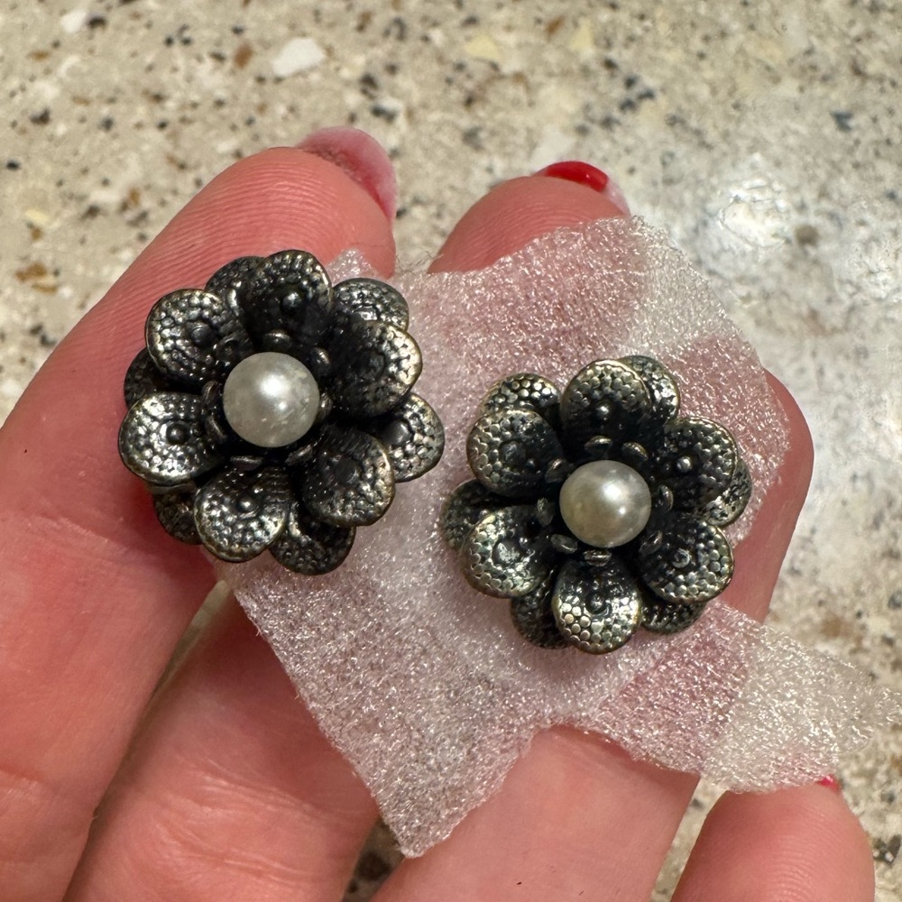 Cato Floral Pearl Stud Earrings